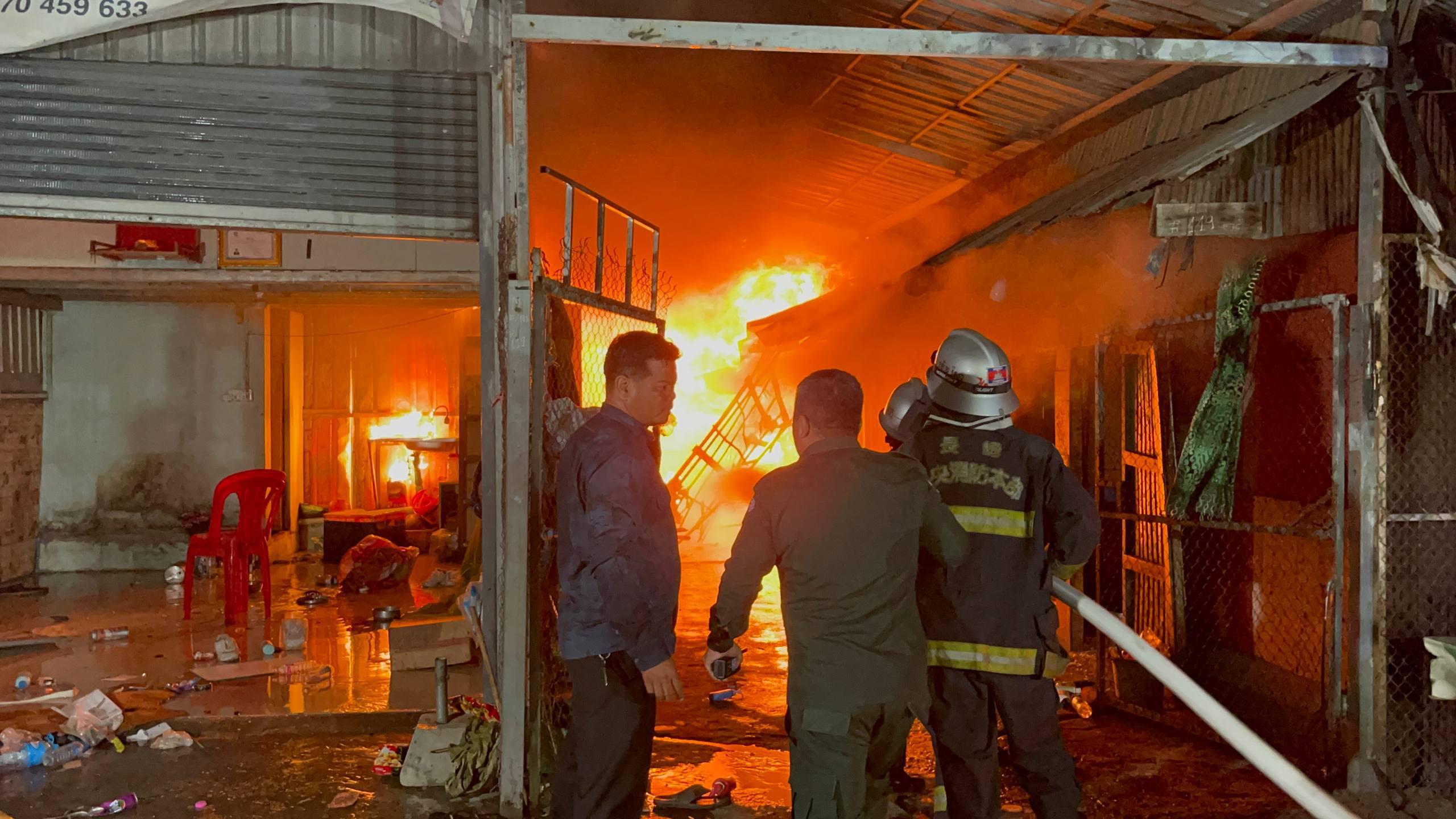 អគ្គិភ័យឆាបឆេះផ្ទះជាច្រើនខ្នងនៅទួលគោក សមត្ថកិច្ចប្រើរថយន្តពន្លត់ភ្លើងច្រើនគ្រឿង