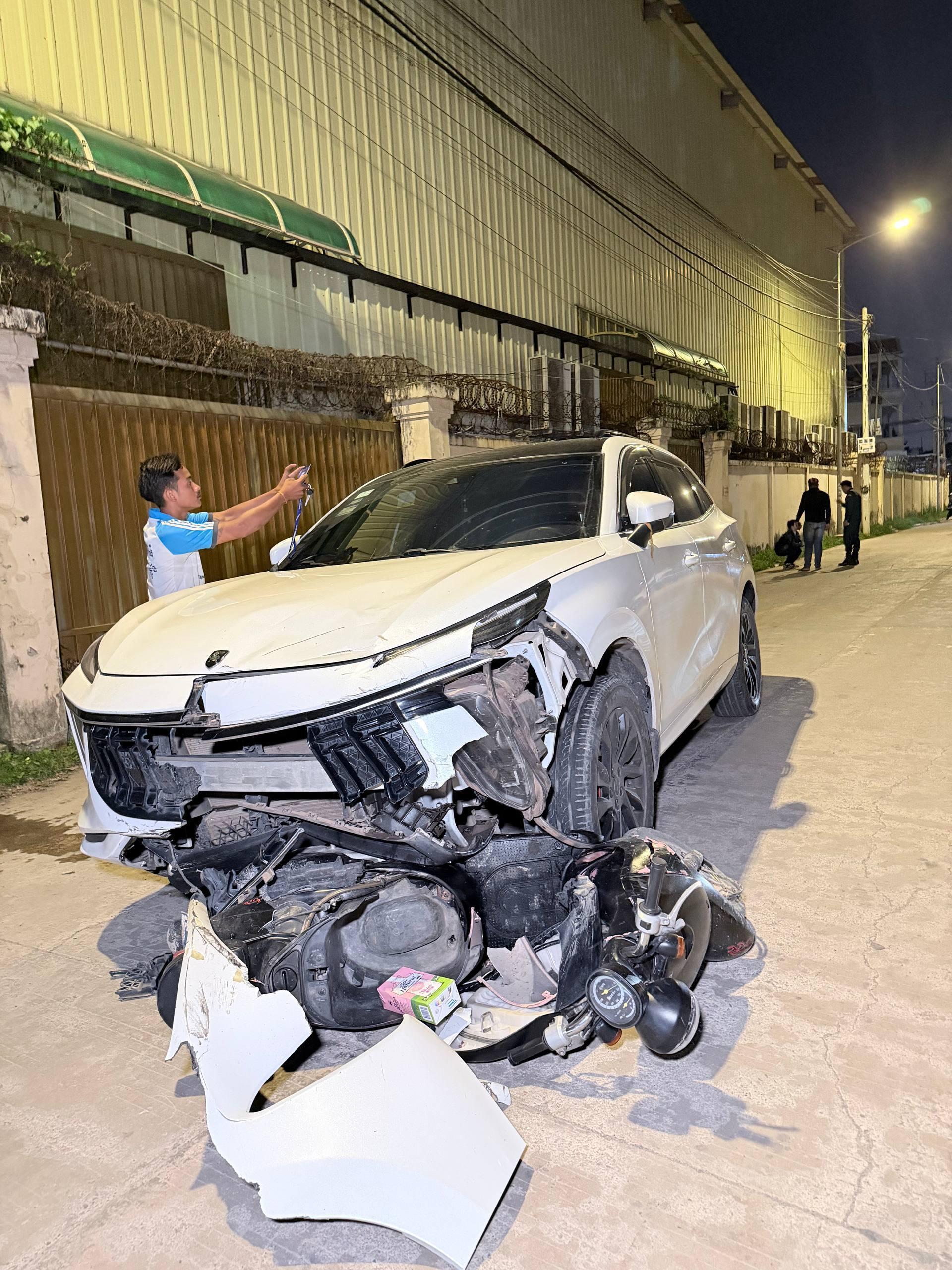 រថយន្តស៊េរីទំនើបបុកម៉ូតូអូសជាច្រើនម៉ែត្រ បណ្តាលឲ្យក្មេងប្រុសរបួសធ្ងន់ និងកើតហិង្សារវាយតៃកុងឡាន