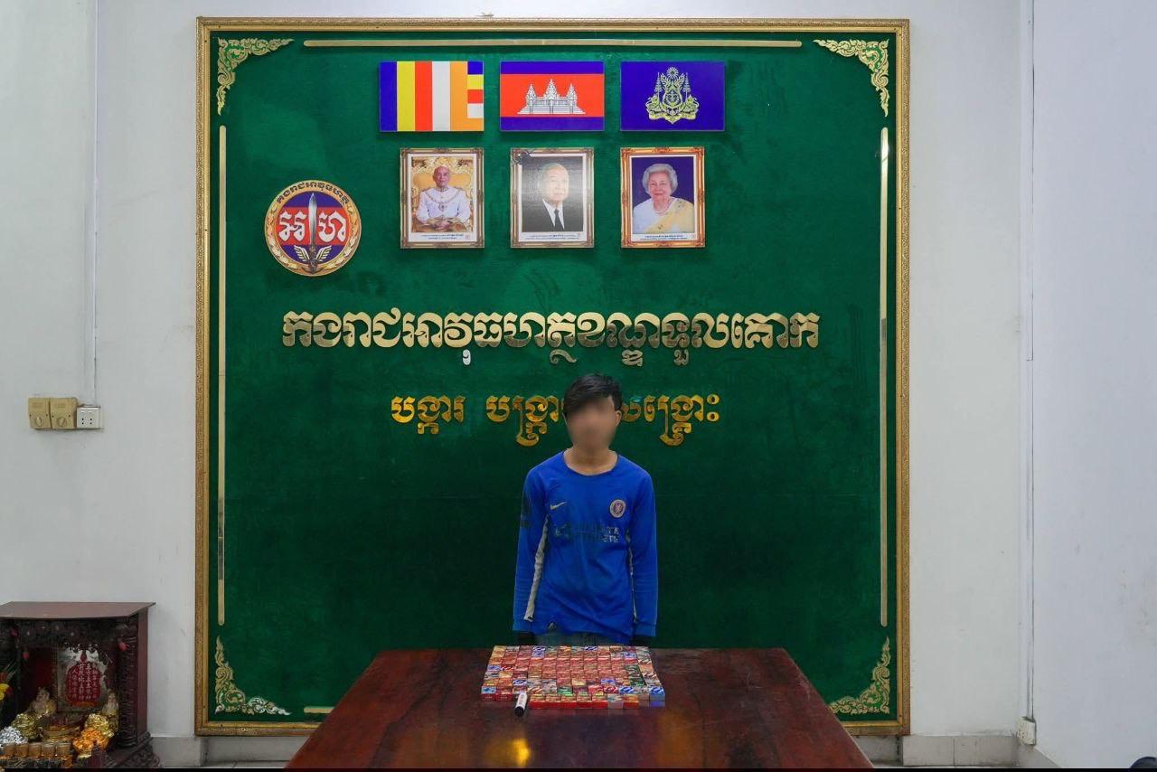 អាវុធហត្ថភ្នំពេញចាប់ខ្លួនអ្នកលក់បារីអេឡិចត្រូនិច រកឃើញ៩១ប្រអប់នៅទួលគោក