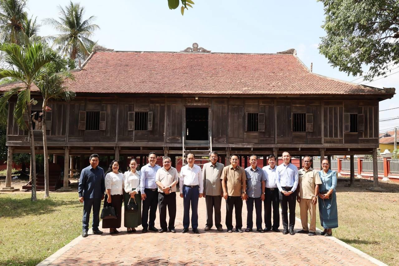 រដ្ឋមន្ត្រីព័ត៌មានចុះពិនិត្យ ‘ផ្ទះសសរ១០០’ ប្រវត្តិសាស្ត្រជាង១០០ឆ្នាំនៅក្រចេះ ផ្តល់អនុសាសន៍កែលម្អទាក់ទាញទេសចរ