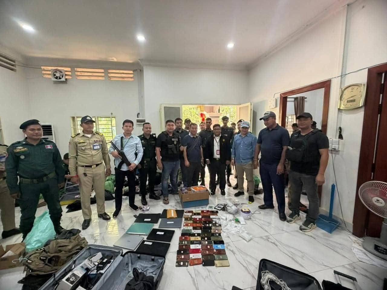 សមត្ថកិច្ចប្រតិបត្តិការបង្ក្រាបទីតាំងប្រព្រឹត្តបទល្មើសអនឡាញនៅស្រុកសំរោងទង ឃាត់ខ្លួនជនសង្ស័យ៧នាក់