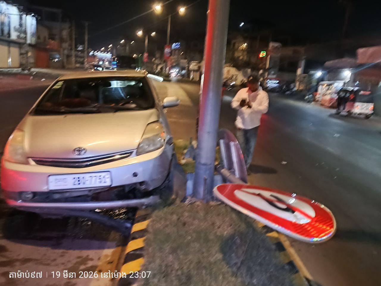 រថយន្ត Toyota Prius បុកឡើងឃឿនសួនពុះ និងបង្គោលសញ្ញាចរាចរណ៍ សង្ស័យអ្នកបើកបរស្រវឹងស្រា