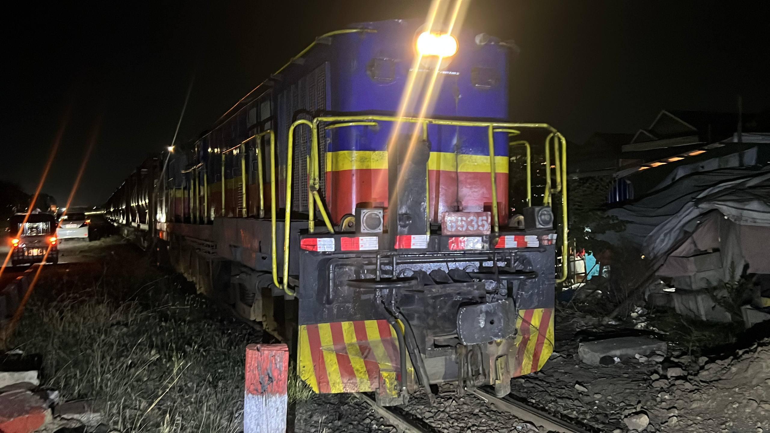 ហ៊ានបំពានបារ៉ាសរថភ្លើង! រថយន្តអាល់ផាតត្រូវរថភ្លើងបុកអូសជាច្រើនម៉ែត្រ