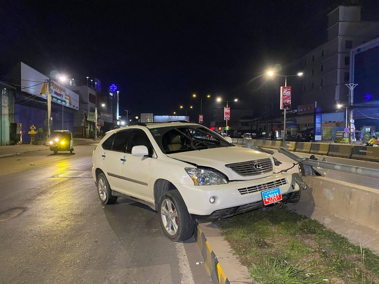 រថយន្ត LEXUS ពាក់ផ្លាកលេខខេមរភូមិន្ទបុកបង្កាន់ដៃស្ពានអាកាសចោមចៅ ខូចខាតយ៉ាងធ្ងន់