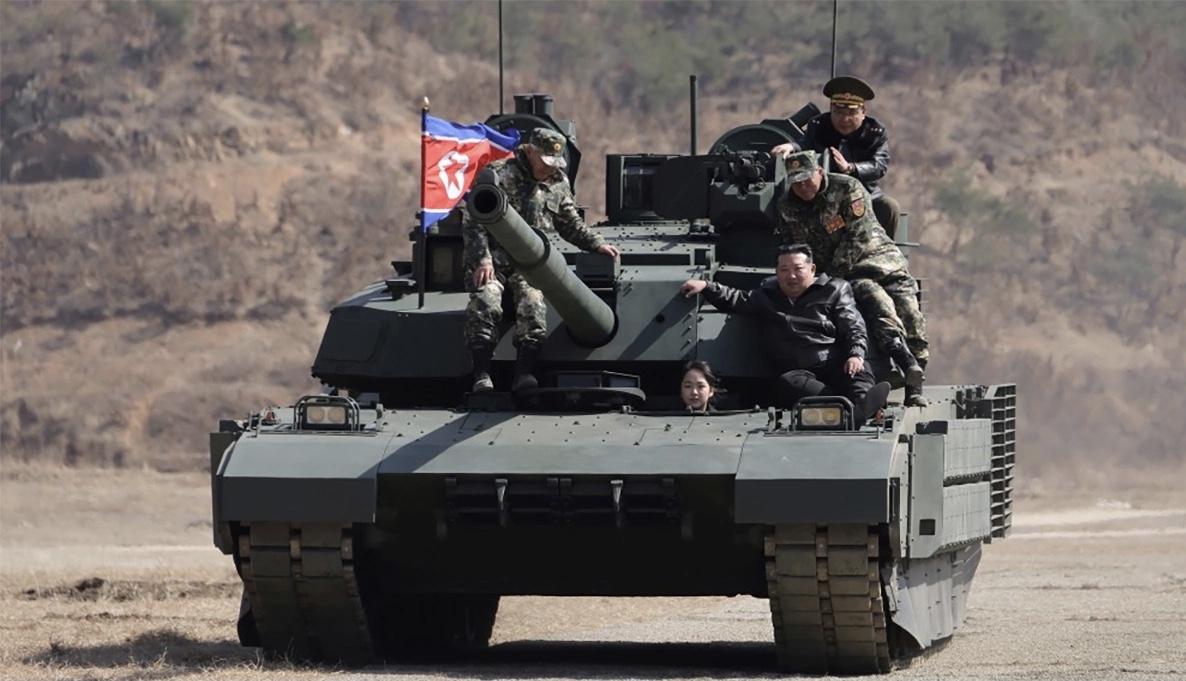 កូនស្រីមេដឹកនាំកូរ៉េខាងជើងបើកបររថក្រោះចម្បាំងធំជំនាន់ថ្មីក្នុងសមយុទ្ធយោធា