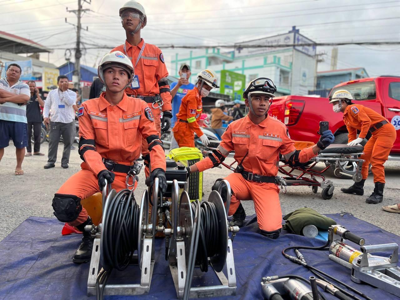 រថយន្តដឹកខ្សាច់បុករថយន្តកុងតឺន័រយ៉ាងខ្លាំង គៀបតៃកុងជាប់អស់ពីរម៉ោង