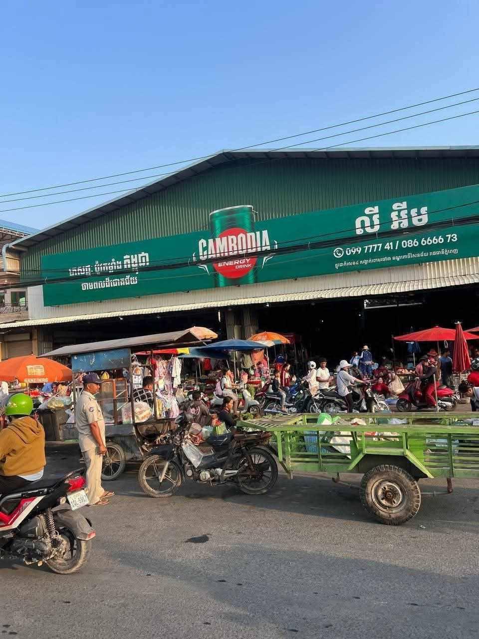 រដ្ឋបាលខណ្ឌពោធិ៍សែនជ័យប្រកាសឱ្យរុះរើអាជីវកម្មលើចិញ្ចើមផ្លូវមុខផ្សារជម្ពូវ័ន