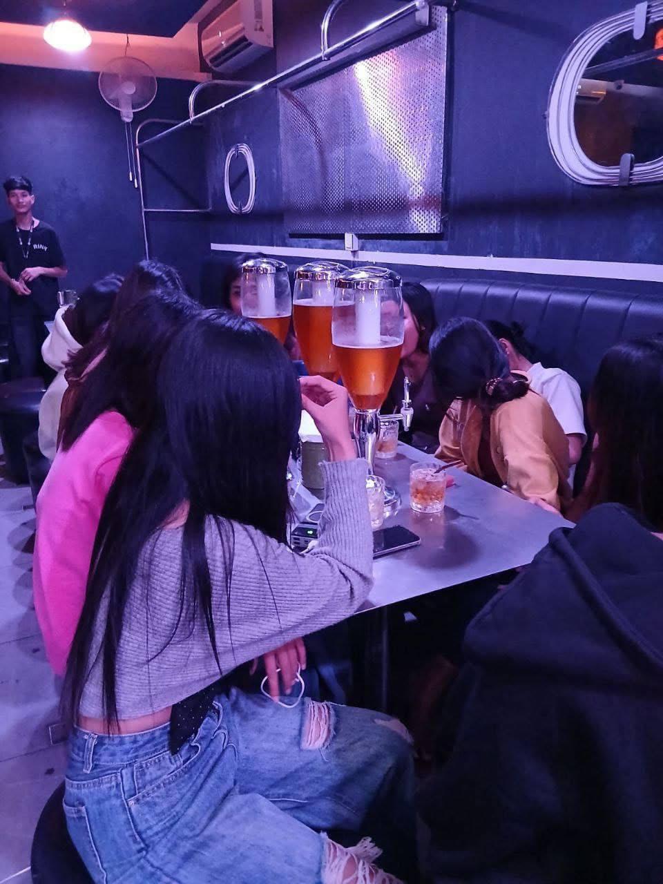 អាជ្ញាធរចុះពិនិត្យហាងក្នុងទួលគោក អប់រំយុវជន៥៨នាក់ពីការសេពគ្រឿងស្រវឹង និងបារីអេឡិចត្រូនិច