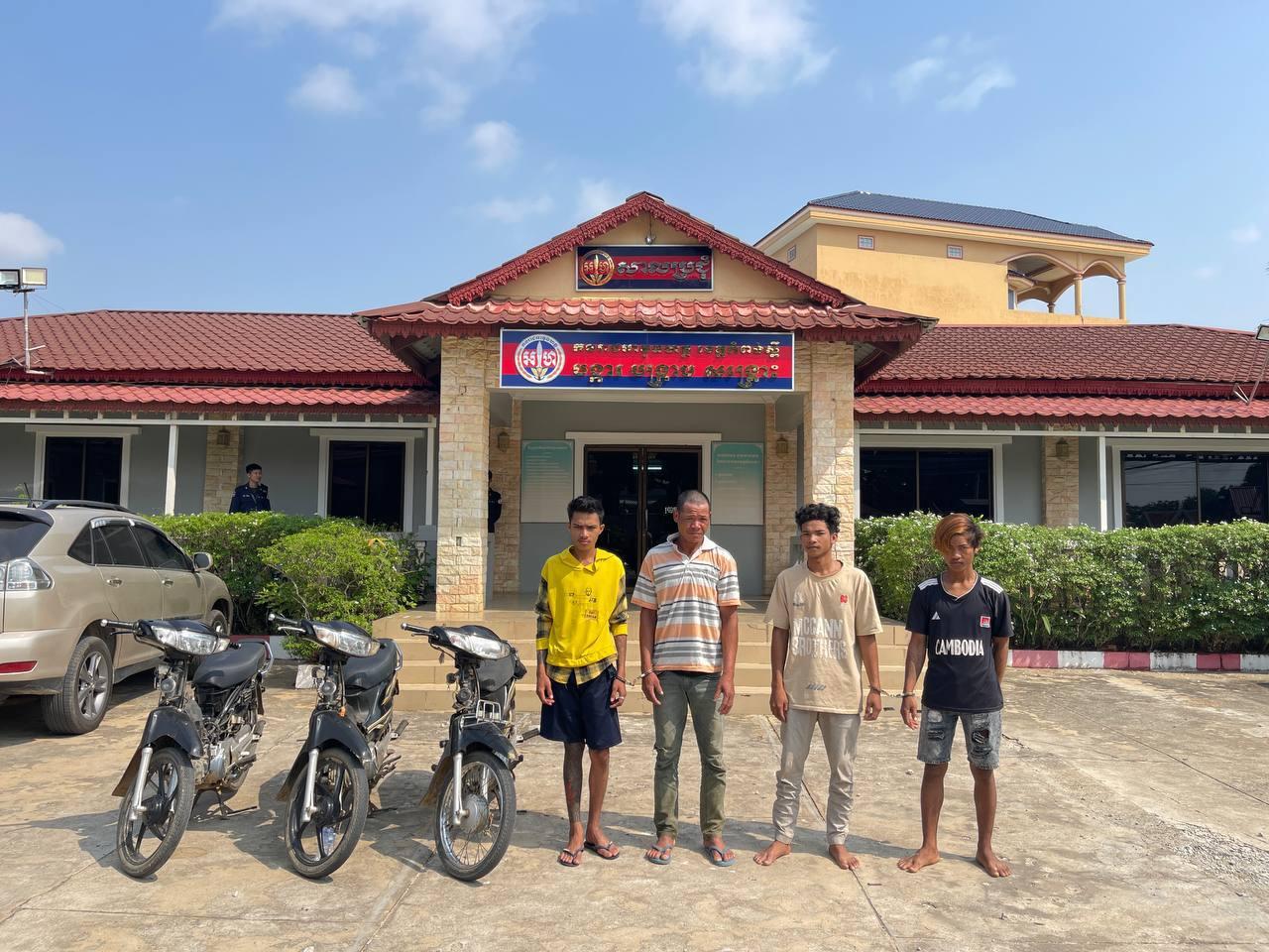 កងអាវុធហត្ថខេត្តកំពង់ស្ពឺ បង្ក្រាបក្រុមក្មេងទំនើង៤នាក់ កាន់កាំបិត-ដាវ អុកឡុកក្នុងភូមិ