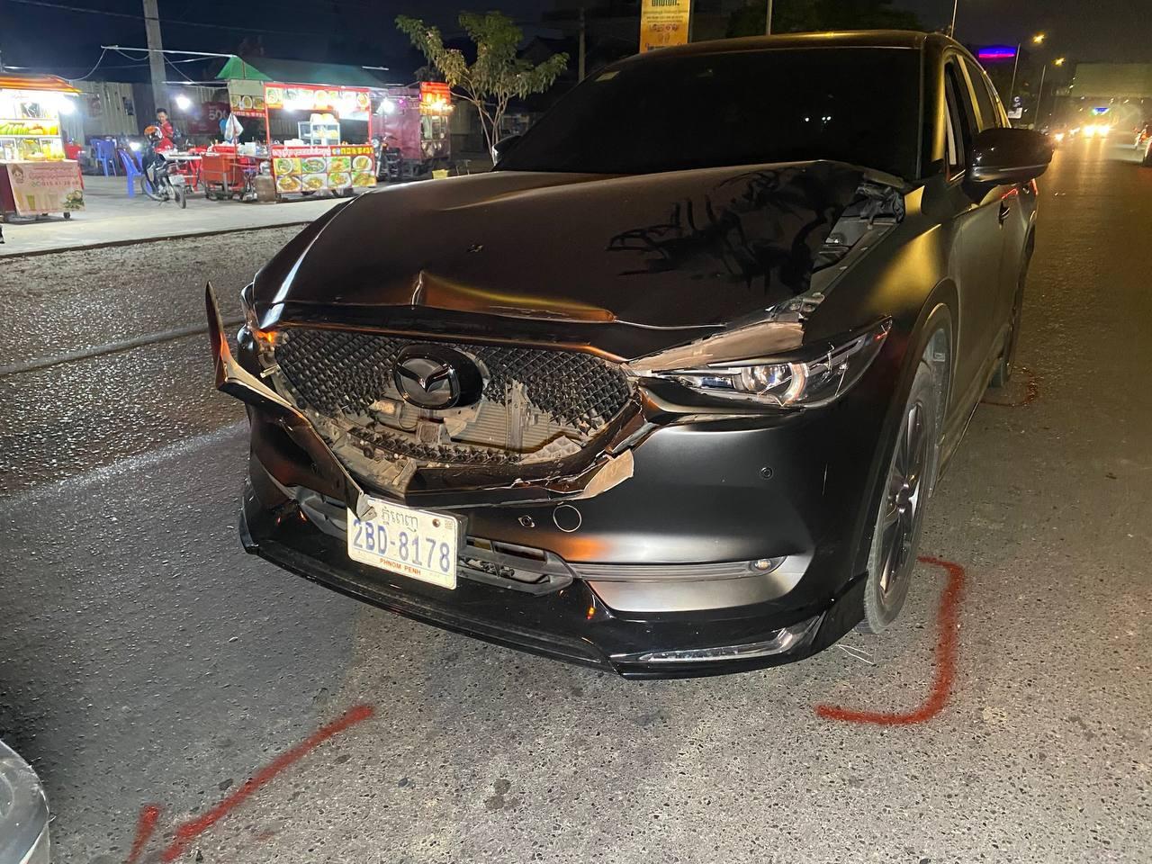 រថយន្ត Mazda CX-5 បុកគូទ Ford Ranger នៅផ្លូវជាតិលេខ១ បណ្តាលឱ្យខូចខាតទាំងសងខាង