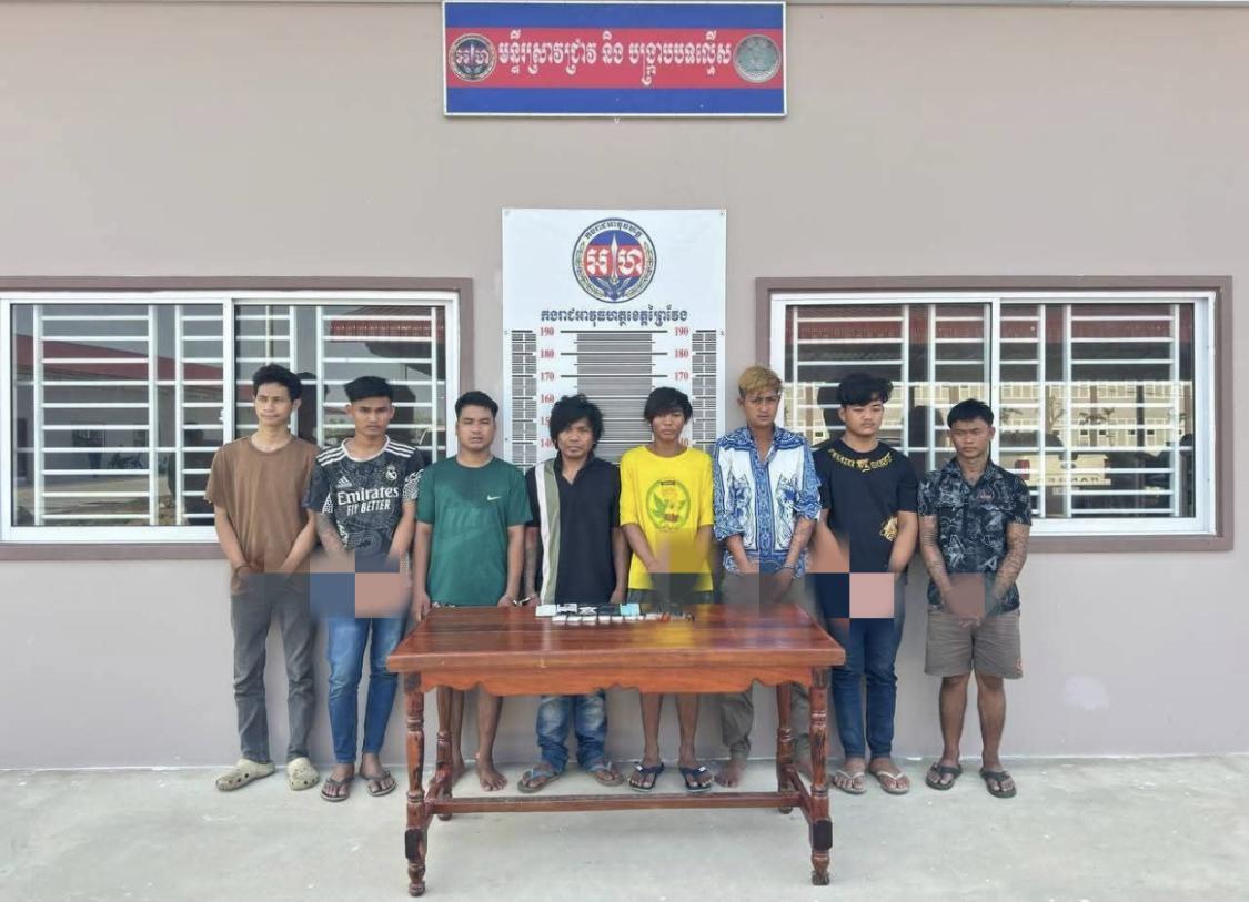 កងរាជអាវុធហត្ថខេត្តព្រៃវែង ក្រសោបបានជនសង្ស័យ ៨នាក់ និងថ្នាំញៀនច្រើនកញ្ចប់នៅស្រុកពាមរក៍