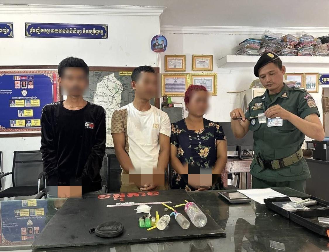 ប៉ូលិសអង្គស្នួលបង្ក្រាបបក្ខពួកញៀន៣នាក់ ដកហូតគ្រឿងញៀន១,៤៩ក្រាម ក្នុងឃុំពើក