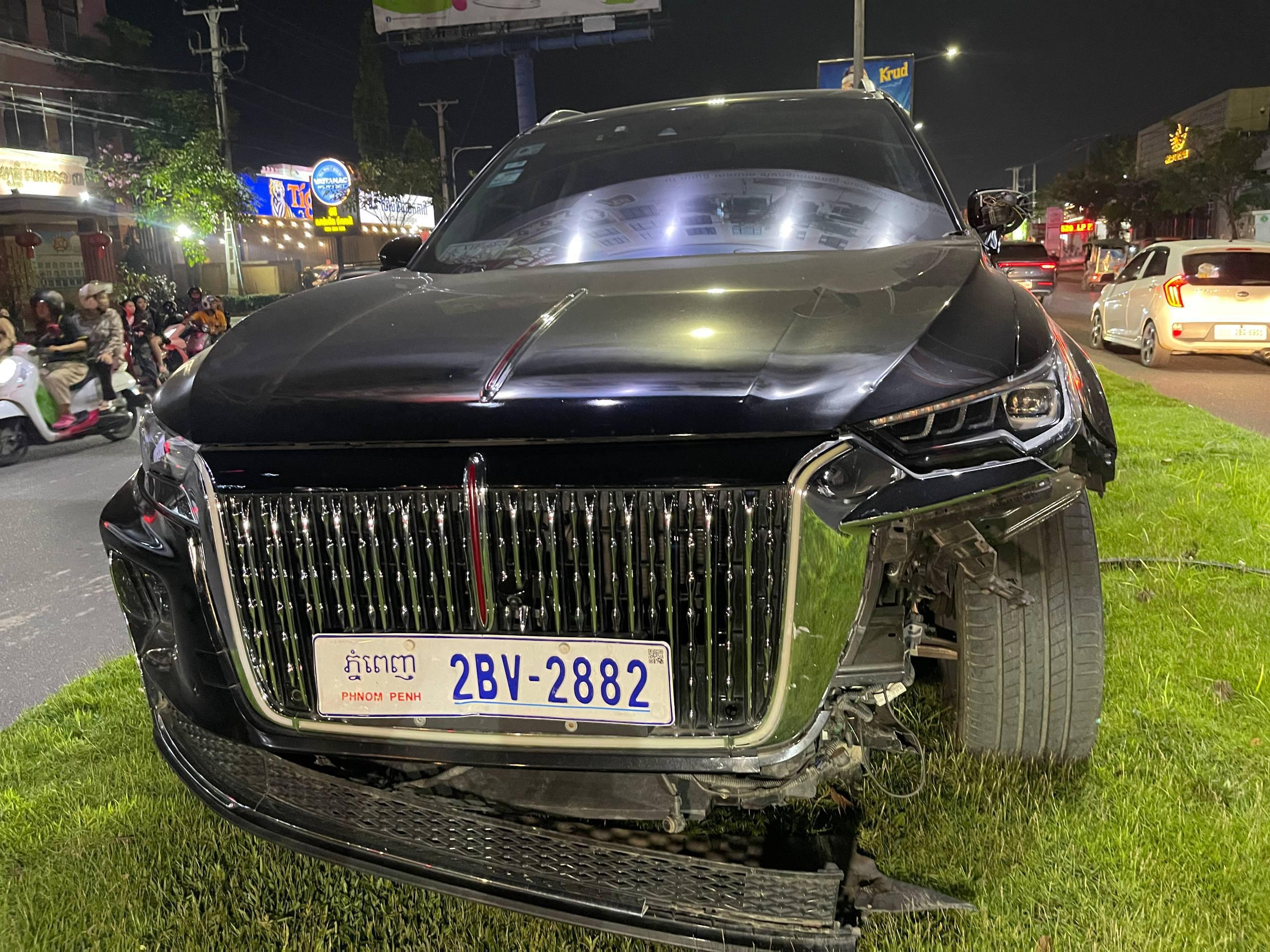 រថយន្តបុកម៉ូតូខ្លាំង ស្រ្តី២នាក់រងរបួសធ្ងន់ ក្រោយបត់ត្រឡប់ក្រោយនៅផ្លូវជាតិលេខ១