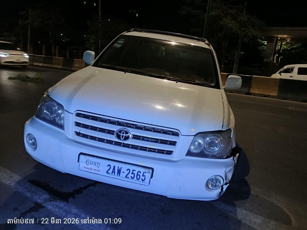 បុរសបើករថយន្តទៅមើលប្រពន្ធសង្គ្រោះបន្ទាន់ បុករបាំងថ្មពុះផ្លូវខ្ទាតចេញពីជូរ