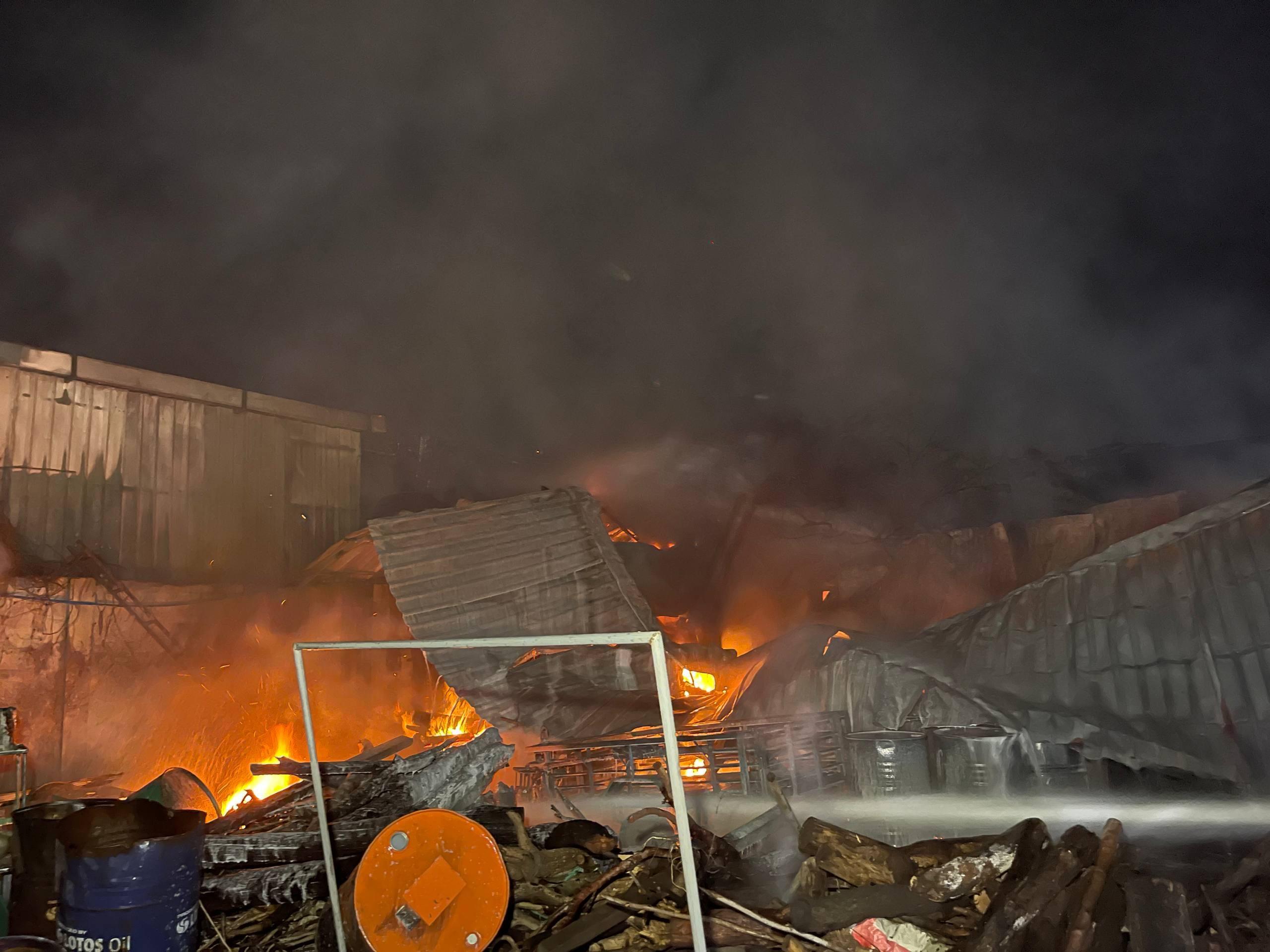 ភ្លើងឆេះស្លរប្រេងយ៉ាងខ្លាំងនៅឬស្សីកែវ រាលដាលទៅរោងជាងជួសជុលអេស្កាវ៉ាទ័រ និងរុឺម៉ក