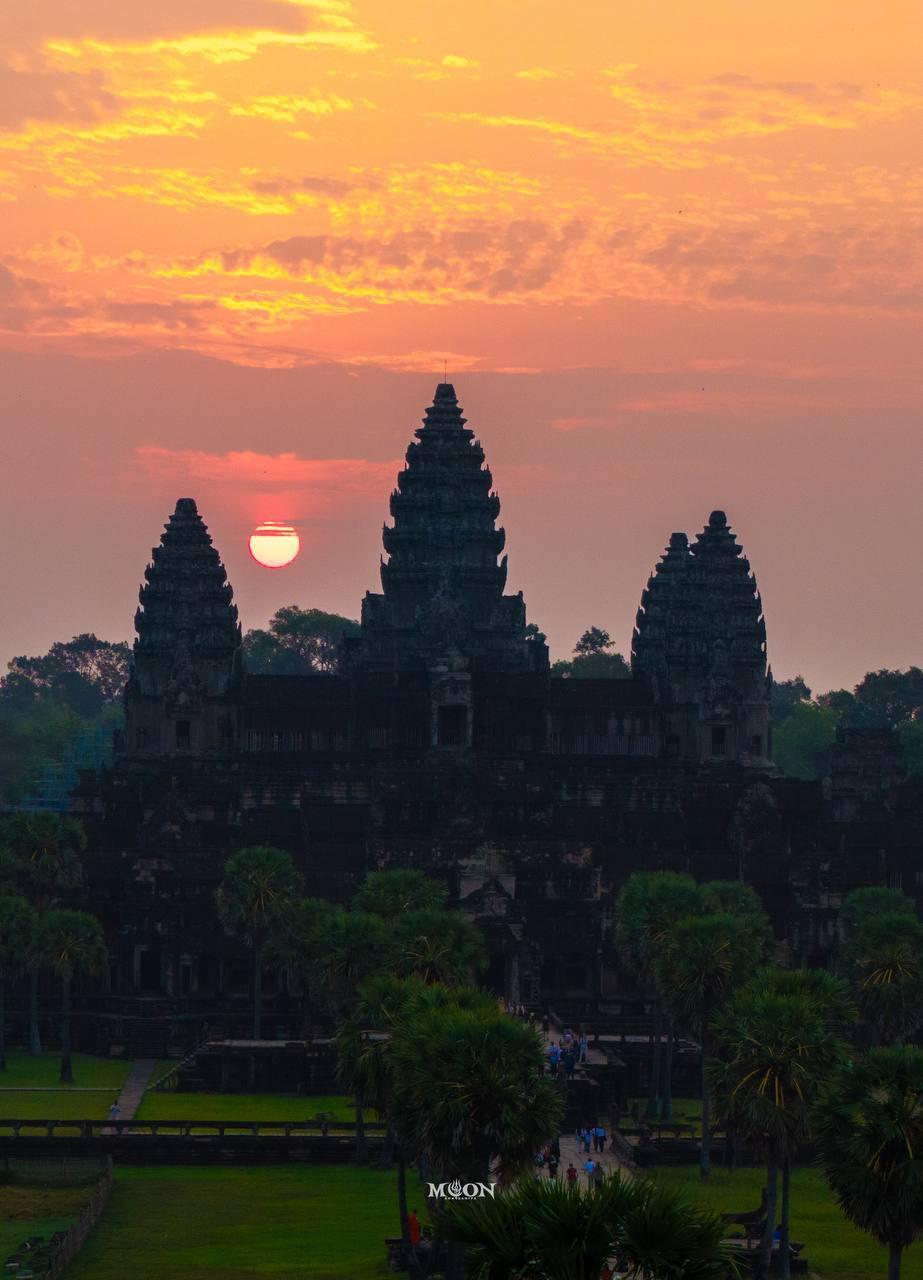 ទិដ្ឋភាពអស្ចារ្យ! ភ្ញៀវទេសចរជាង៣ម៉ឺននាក់កុះករមកផ្ដិតយកព្រះអាទិត្យរះចំកំពូលប្រាសាទអង្គរវត្ត