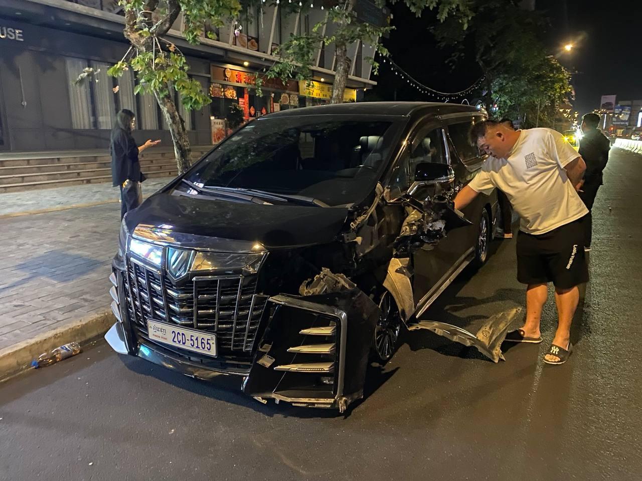 រថយន្តថ្លៃជនជាតិចិនបុករបាំងថ្មពុះចែកទ្រូងផ្លូវនៅភ្នំពេញ