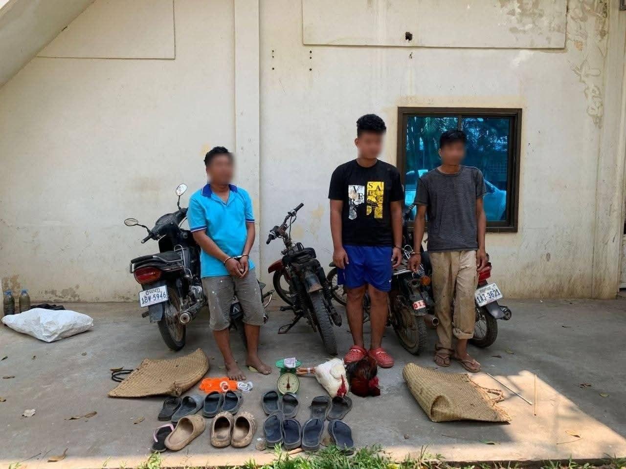 បង្ក្រាបវង់ជល់មាន់កំបាំងកណ្តាលព្រៃ ឃាត់ខ្លួន៣នាក់ រឹបអូសម៉ូតូ៥គ្រឿង