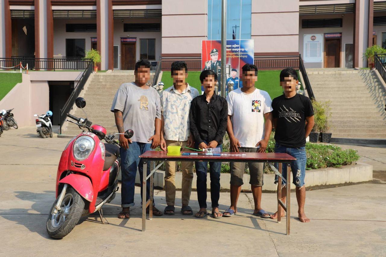 អាវុធហត្ថឃាត់ខ្លួនជនសង្ស័យ៥នាក់ ដកហូតគ្រឿងញៀនម្ស៉ៅក្រាមច្រើនជាង៨ក្រាម នៅខេត្តបន្ទាយមានជ័យ