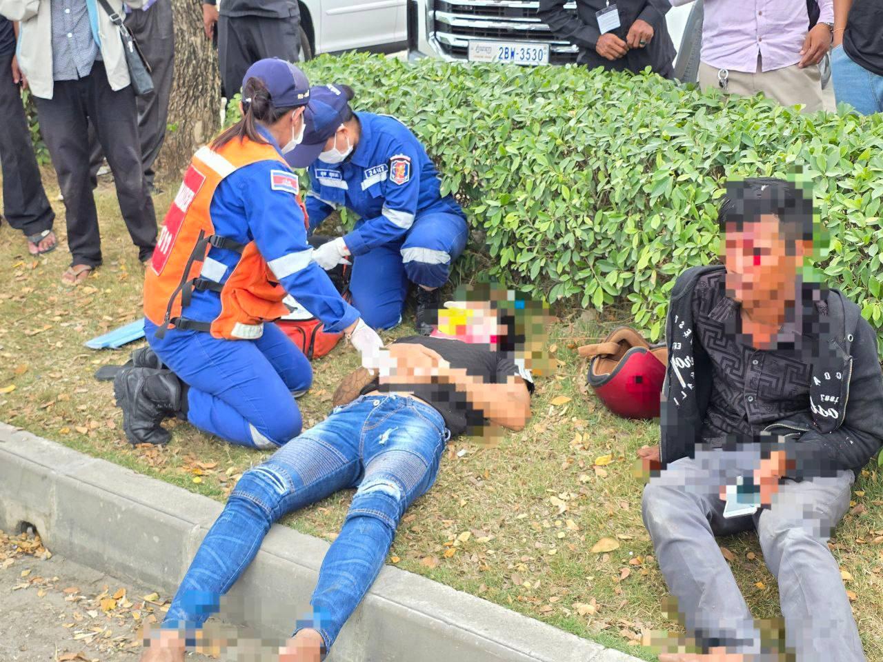 រថយន្តដឹកអេតចាយបើកបញ្ច្រាសទិសត្រូវម៉ូតូហុងដាបុកយ៉ាងខ្លាំង បណ្តាលឱ្យរបួសធ្ងន់ស្រាល៣នាក់នៅកំបូល