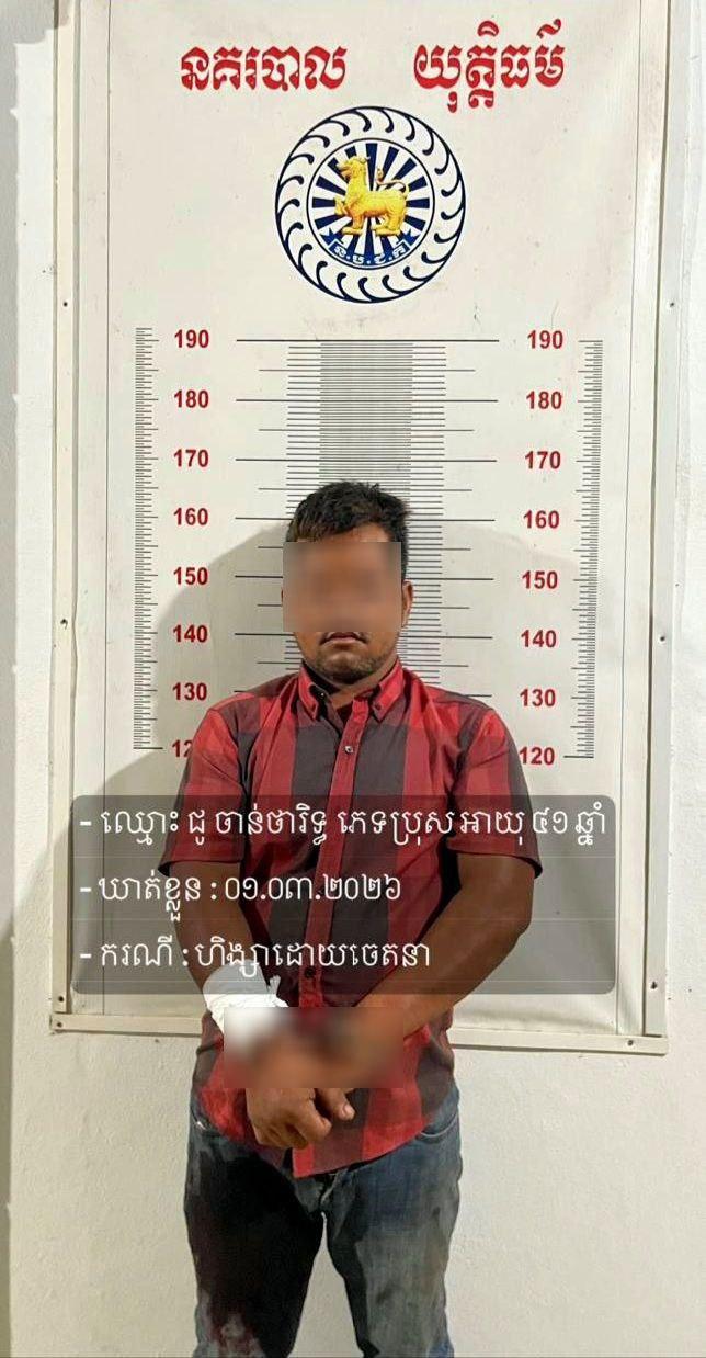 ស្រវឹងស្រាខឹងរឿងថយរថយន្តកិនជើង បុរសដាល់បែកកញ្ចក់ឡានរួចវាយប្រពន្ធអ្នកបើកបរ