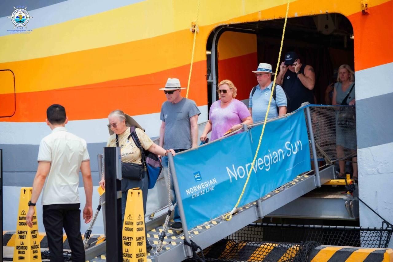 នាវាទេសចរណ៍ NORWEGIAN SUN ដឹកភ្ញៀវអន្តរជាតិជិត ២ពាន់នាក់ ចូលទស្សនាកម្ពុជារយៈពេល ១ថ្ងៃ