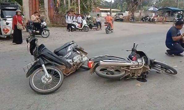 គ្រោះថ្នាក់ចរាចរណ៍ធ្ងន់ធ្ងរ៖ ម៉ូតូ៣គ្រឿងបុកបន្តគ្នា បណ្តាលឱ្យ៤នាក់របួសនៅបាត់ដំបង