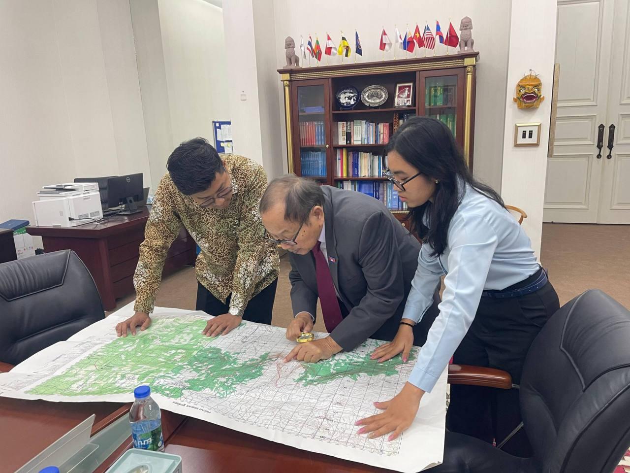 មន្ត្រីកម្ពុជាបង្ហាញឯកសារព្រំដែនដល់ទូតម៉ាឡេស៊ី ដោយចោទថៃរំលោភគតិយុត្តិ