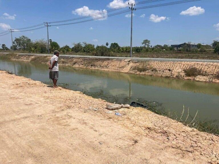 រថយន្តលិចប្រឡាយពេលយប់ បុរសស្រវឹងស្រាបើកទៅបង់សំណាញ់រកត្រី