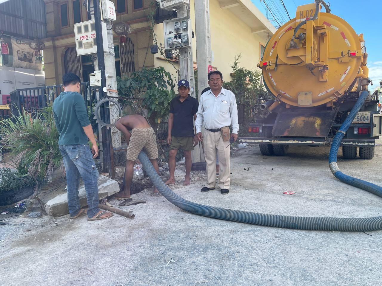 អាជ្ញាធរសង្កាត់ចោមចៅទី៣ សហការជាមួយរាជធានីភ្នំពេញ បូមស្តារប្រព័ន្ធលូដោះស្រាយបញ្ហាប្រជាពលរដ្ឋ