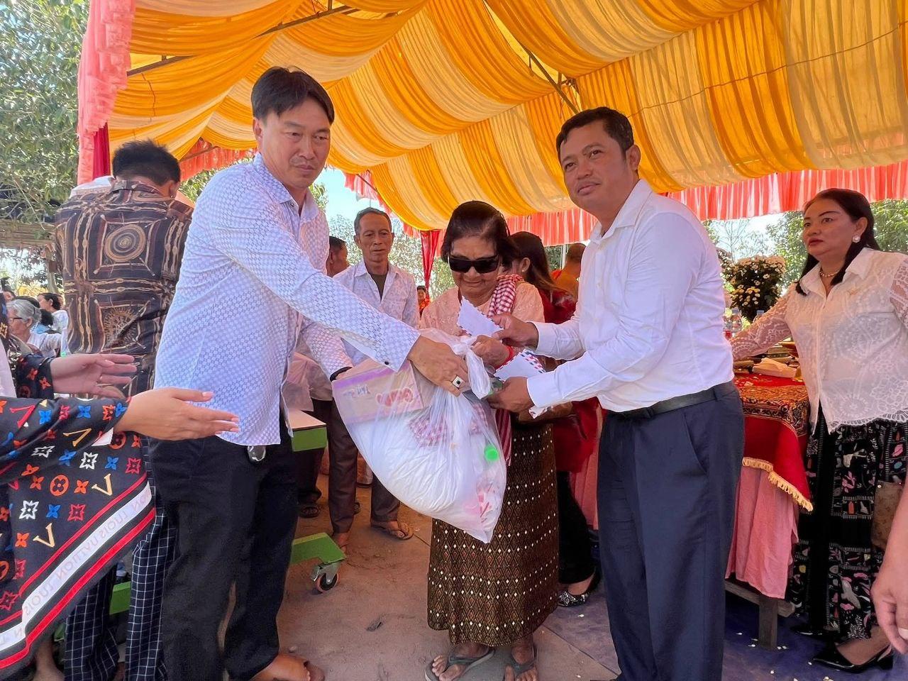 អភិបាលស្រុកចន្ទ្រា នាំអំណោយពីសប្បុរសជនទៅជួយគ្រួសារទុគ៌តជន ៦៨ គ្រួសារ នៅភូមិបន្លាស្អិត