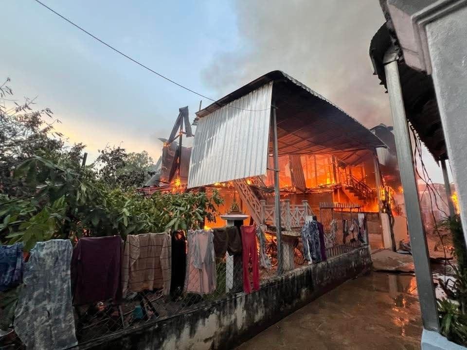 អគ្គីភ័យឆាបឆេះផ្ទះប្រជាពលរដ្ឋ៣ខ្នងនៅក្រុងអរិយក្សត្រ កងកម្លាំងប្រើទឹក៥៦គីបពន្លត់