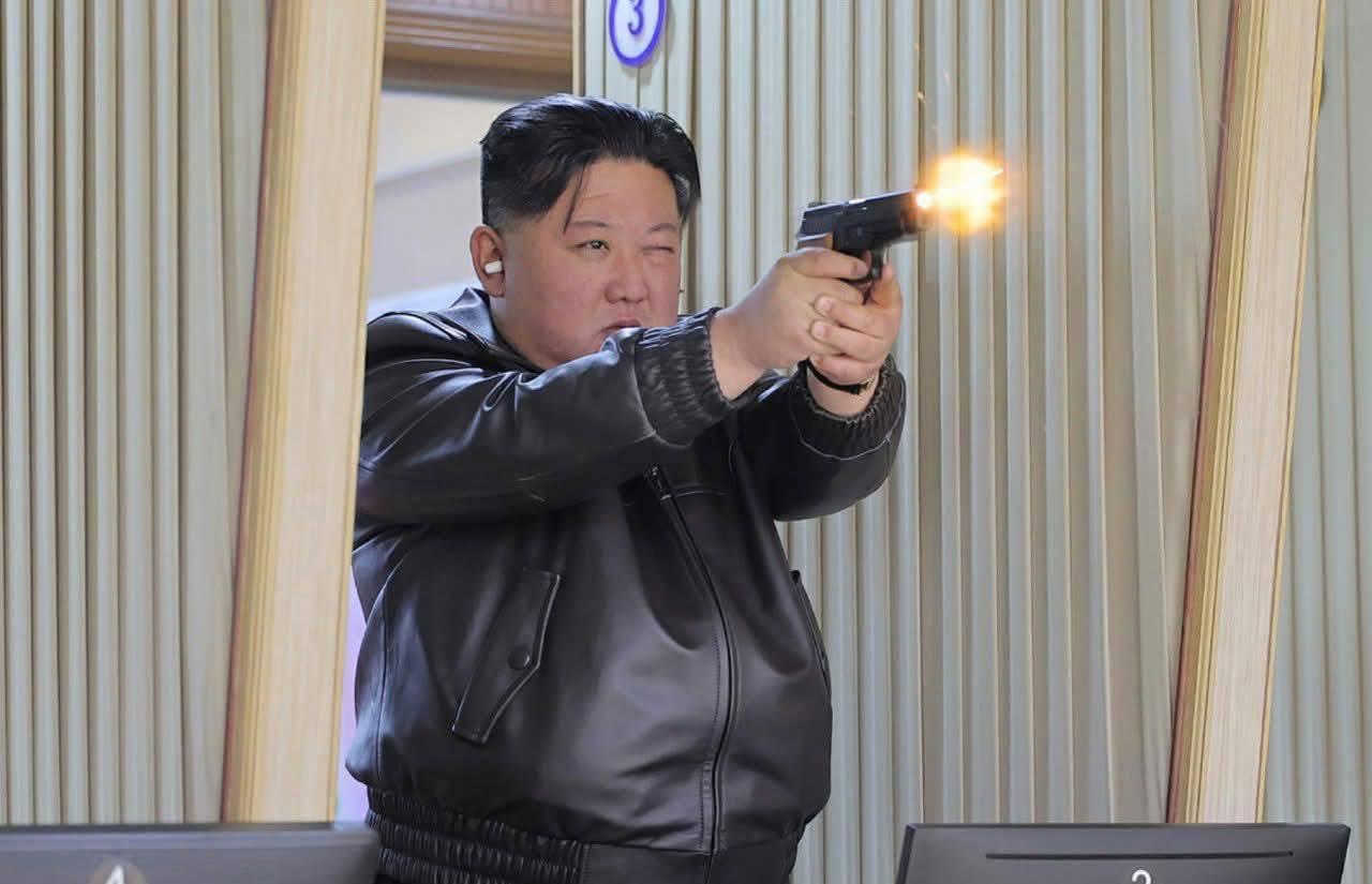 គីម ជុងអ៊ុន សាកល្បងកាំភ្លើងខ្លីថ្មីជាមួយកូនស្រីនៅរោងចក្រអាវុធ