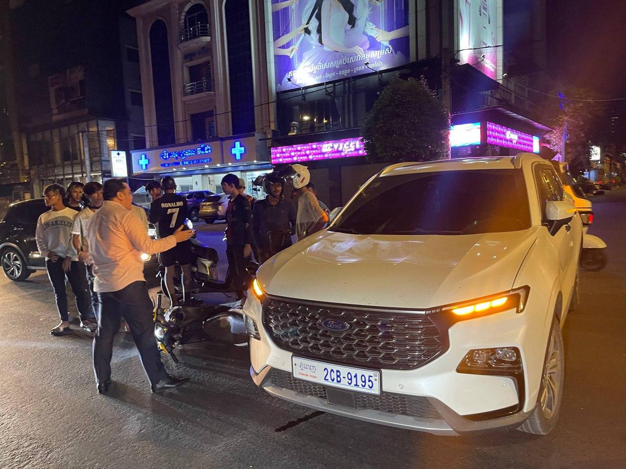 យុវជនជិះម៉ូតូបុករថយន្តឆ្លងផ្លូវ ខូចខាតដំណំនៅទួលគោក