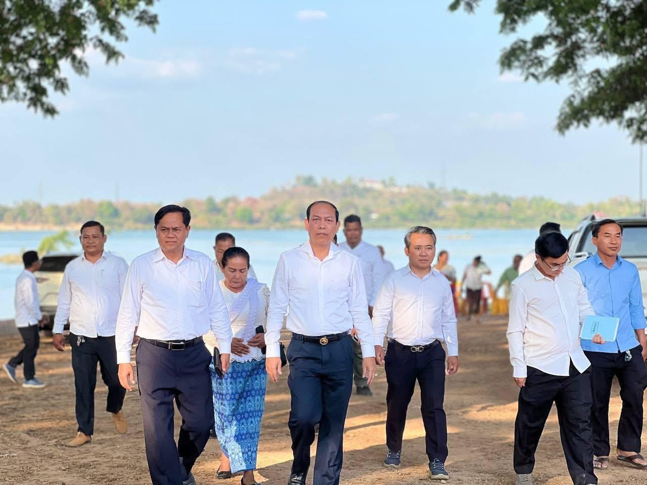 អភិបាលរងស្ទឹងត្រែង នាំគ្នាចូលរួមពិធីបុណ្យផ្កាប្រាក់សាមគ្គី ប្រមូលថវិកាកសាងសាលារៀន