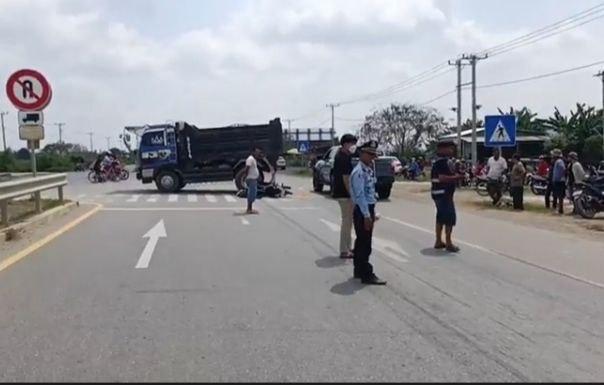 អាយុ៥៣ឆ្នាំស្លាប់ភ្លាមៗក្រោយបុករថយន្តដឹកដីបត់ឆ្វេងនៅបាត់ដំបង