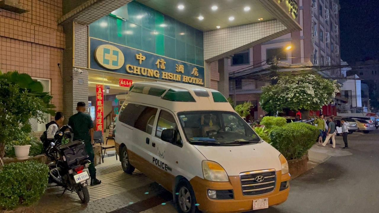 ភ្ញាក់ផ្អើល! ស្រ្តីជនជាតិចិនស្លាប់ភ្លាមៗក្រោយចុះពីរថយន្តតាក់សុីនៅមុខសណ្ឋាគារចុងសុីញ