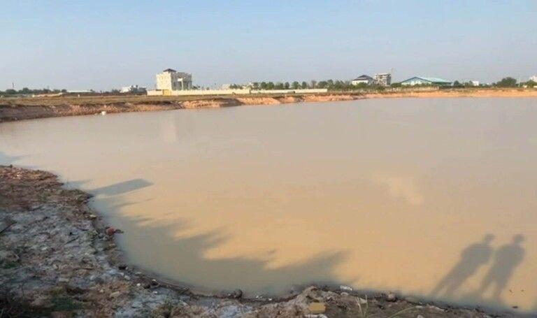 ក្មេងប្រុសអាយុ១២ឆ្នាំលង់ទឹកស្លាប់ ខណៈពេលជួយសង្គ្រោះប្អូនភ្លោះ២នាក់នៅស្រះជីកភ្នំពេញ