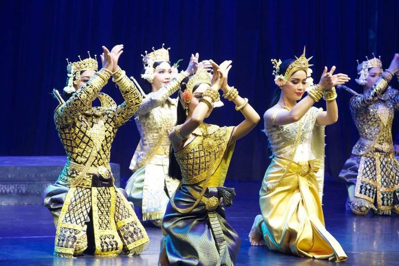 សម្តេច ម៉ែន សំអន ទស្សន៍ពីការវិវត្តន៍សម្លៀកបំពាក់របាំព្រះរាជទ្រព្យ៖ ភស្តុតាងអត្តសញ្ញាណជាតិខ្មែរដែលមិនរលាយបាត់