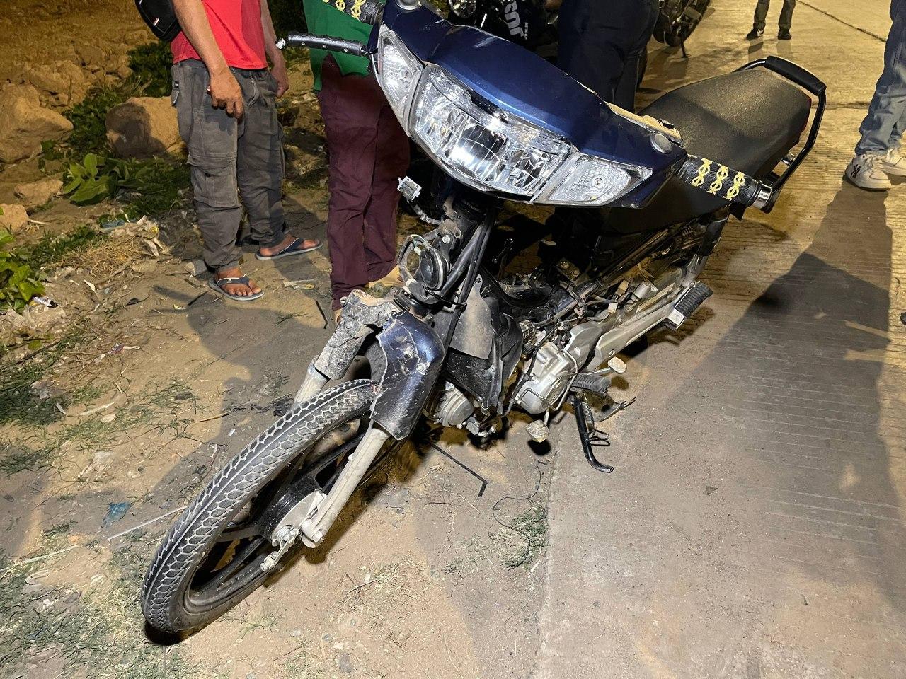 អាសន្នចរាចរណ៍ពេញទំហឹង! យុវជនឌុបម៉ូតូបុករថយន្តមិនស្គាល់ម៉ាក ស្លាប់ម្នាក់របួសធ្ងន់ម្នាក់