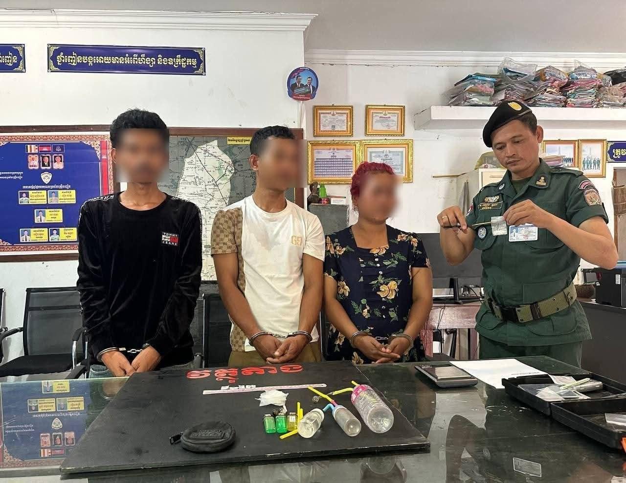 បង្ក្រាបជួញដូរគ្រឿងញៀន៣នាក់នៅអង្គស្នួល បន្ទាប់ពីមហាជនរាយការណ៍តាមកម្មវិធី NoDrug
