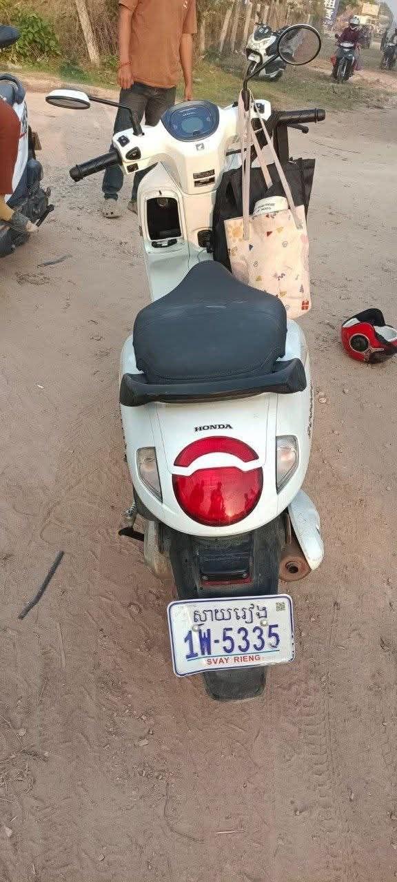 រថយន្តបោះបង់ចោលក្រោយបុកម៉ូតូកម្មការិនី២នាក់រងរបួសធ្ងន់នៅស្វាយរៀង