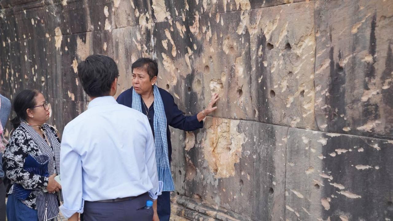 រដ្ឋមន្រ្តីវប្បធម៌ស្ទាក់ស្ទើរទឹកភ្នែក ពិនិត្យការខូចខាតរាប់រយកន្លែងនៅប្រាសាទព្រះវិហារ បណ្តាលពីជម្លោះអាវុធថៃ