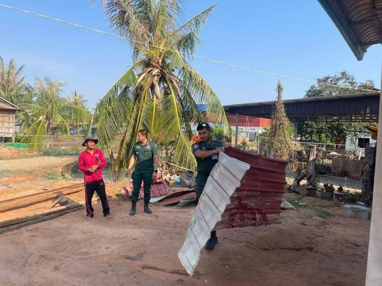 នគរបាលចុះជួយសាងសង់ផ្ទះពលរដ្ឋ១១ខ្នងដែលខូចខាតដោយខ្យល់កន្ទ្រាក់នៅខេត្តបន្ទាយមានជ័យ