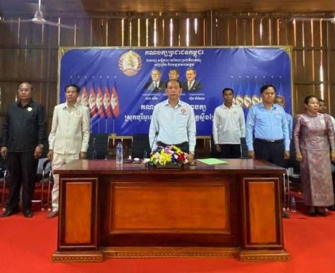 លោក ទូច គង្គា ឧបត្ថម្ភថវិកាជាង ១២លានរៀល ដល់សកម្មភាពគណបក្សស្រុកបុរីអូរស្វាយសែនជ័យ