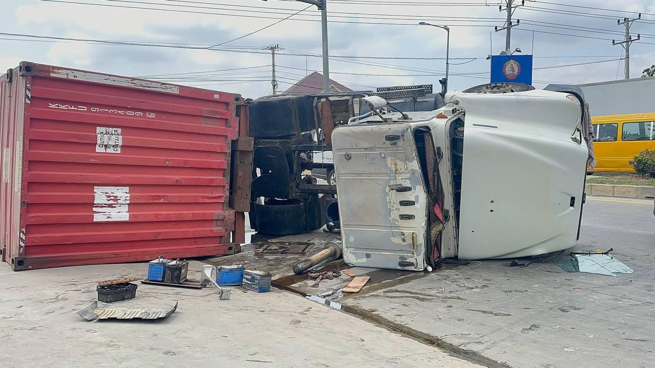 រថយន្តកុងតឺន័រក្រឡាប់ផ្ងារជើងនៅផ្លូវក្រវាត់ទី៣ ដោយបួងចង្កូតលឿនពេក