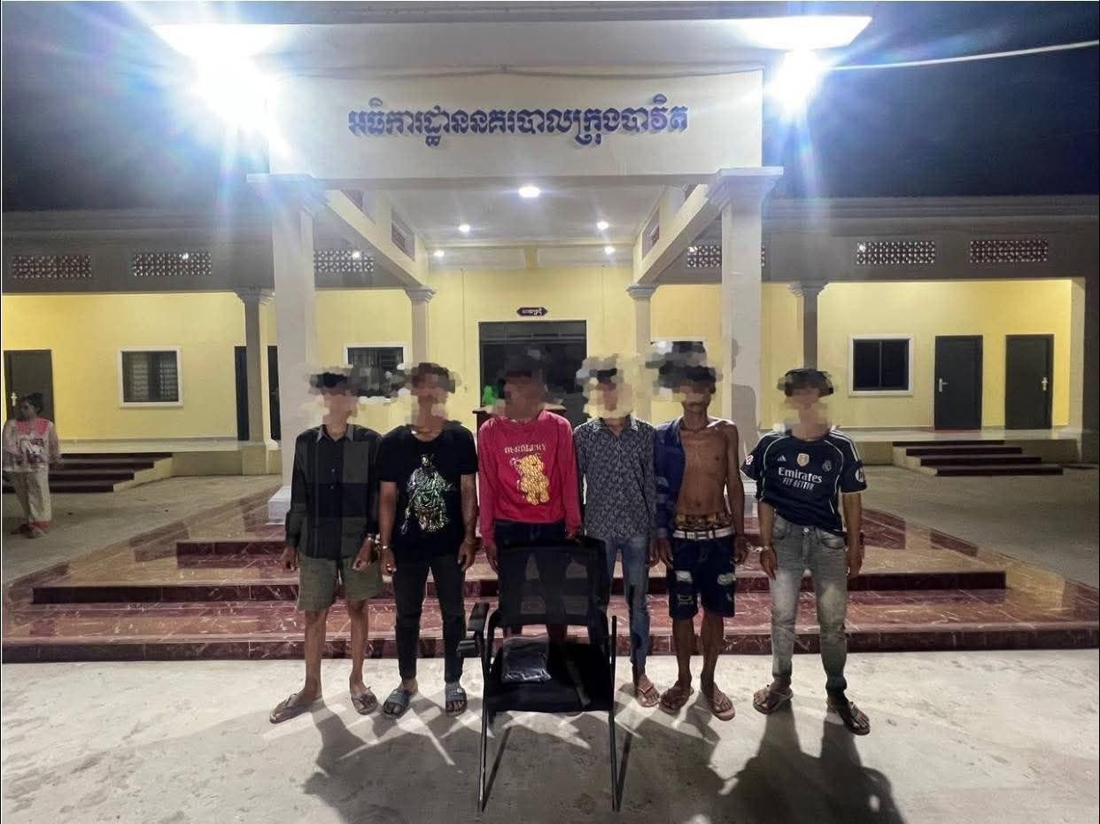 នគរបាលបាវិតឃាត់ខ្លួនយុវជន៦នាក់ កាន់ដាវសាំម៉ូរ៉ៃ និងឆ្លងញៀន