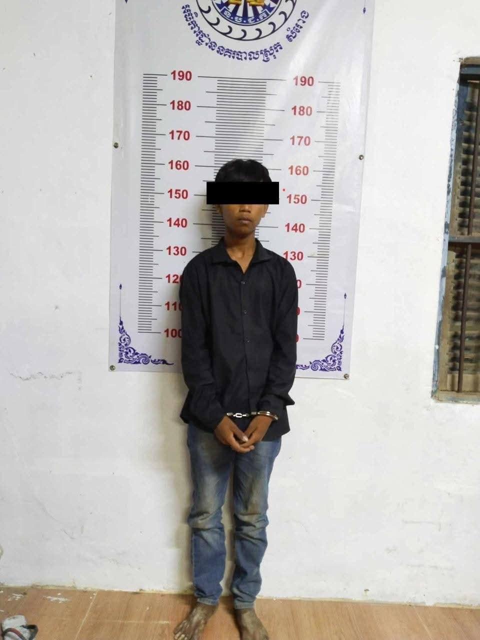 អាជ្ញាធរស្រុកសំរោងឃាត់ខ្លួនយុវជន៤នាក់ កាន់កាប់អាវុធដាវ និងទទួលសារភាពប្លន់ម៉ូតូ៣ករណី