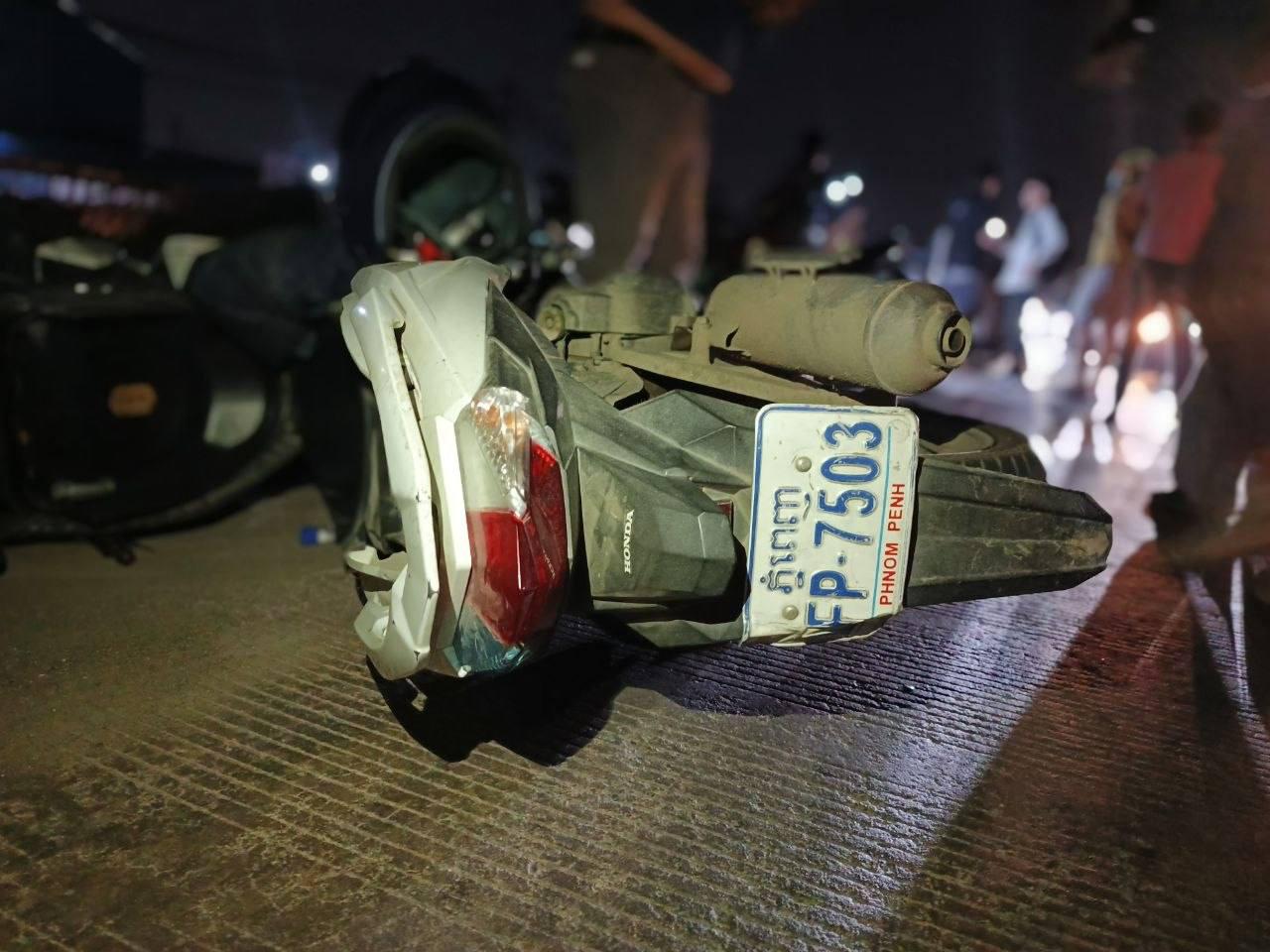 អាសន្នថ្នល់ដង្កោ៖ ម៉ូតូឃ្លីកបុកពីក្រោយ បណ្តាលឱ្យប្តីប្រពន្ធមានផ្ទៃពោះរងរបួសធ្ងន់