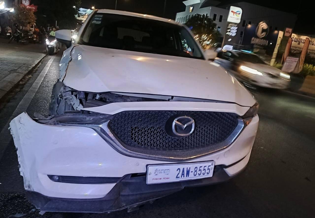 យុវជនរងរបួសធ្ងន់ក្រោយជិះម៉ូតូលឿនបុករថយន្តកំពុងបត់ត្រឡប់ក្រោយ